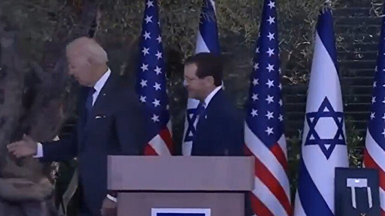 Joe Biden yine boşlukla tokalaştı