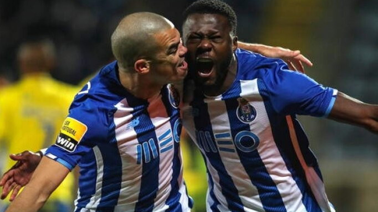 Yıldız futbolcu 7 yaş büyük çıktı!