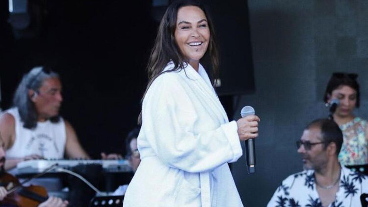 Sahneye bornozla çıkan Hülya Avşar: Yoğunluktan giyinmeye fırsat bulamıyorum