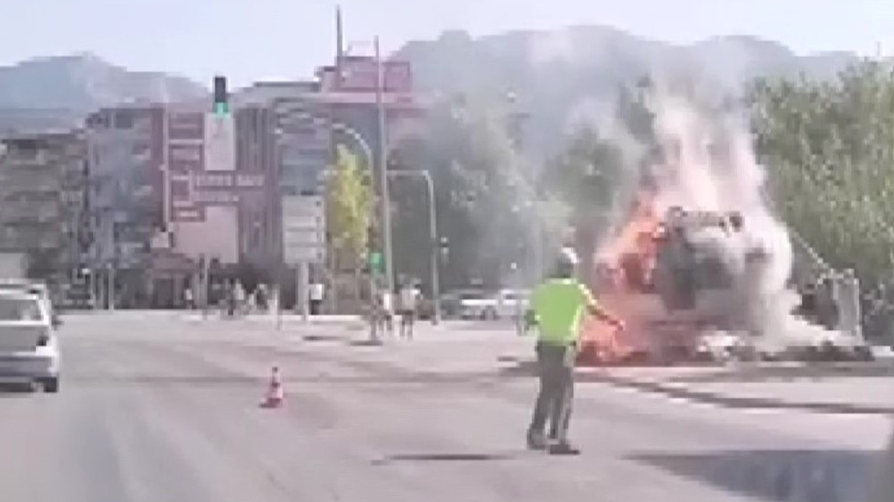 Saman yüklü kamyonet alev topuna döndü