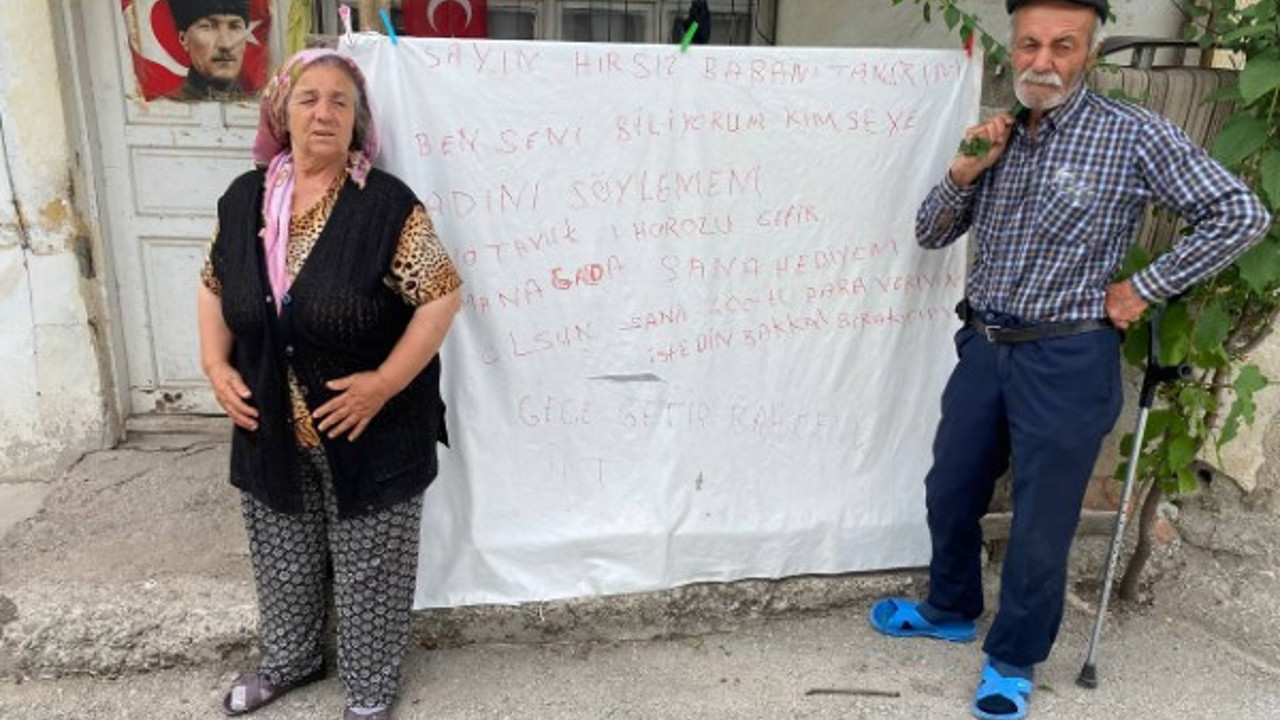 Yaşlı çift çalınan tavukları için kapılarına pankart astılar