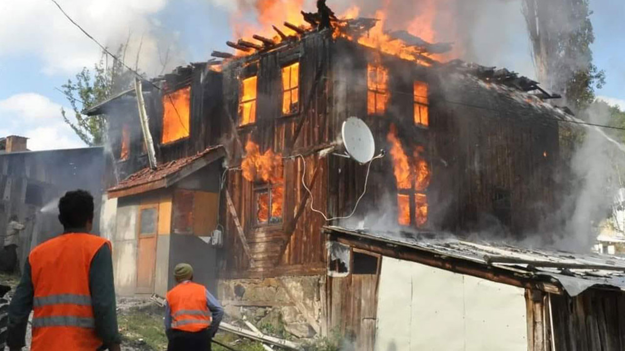 Mudurnu’da 2 katlı ahşap ev alev alev yandı