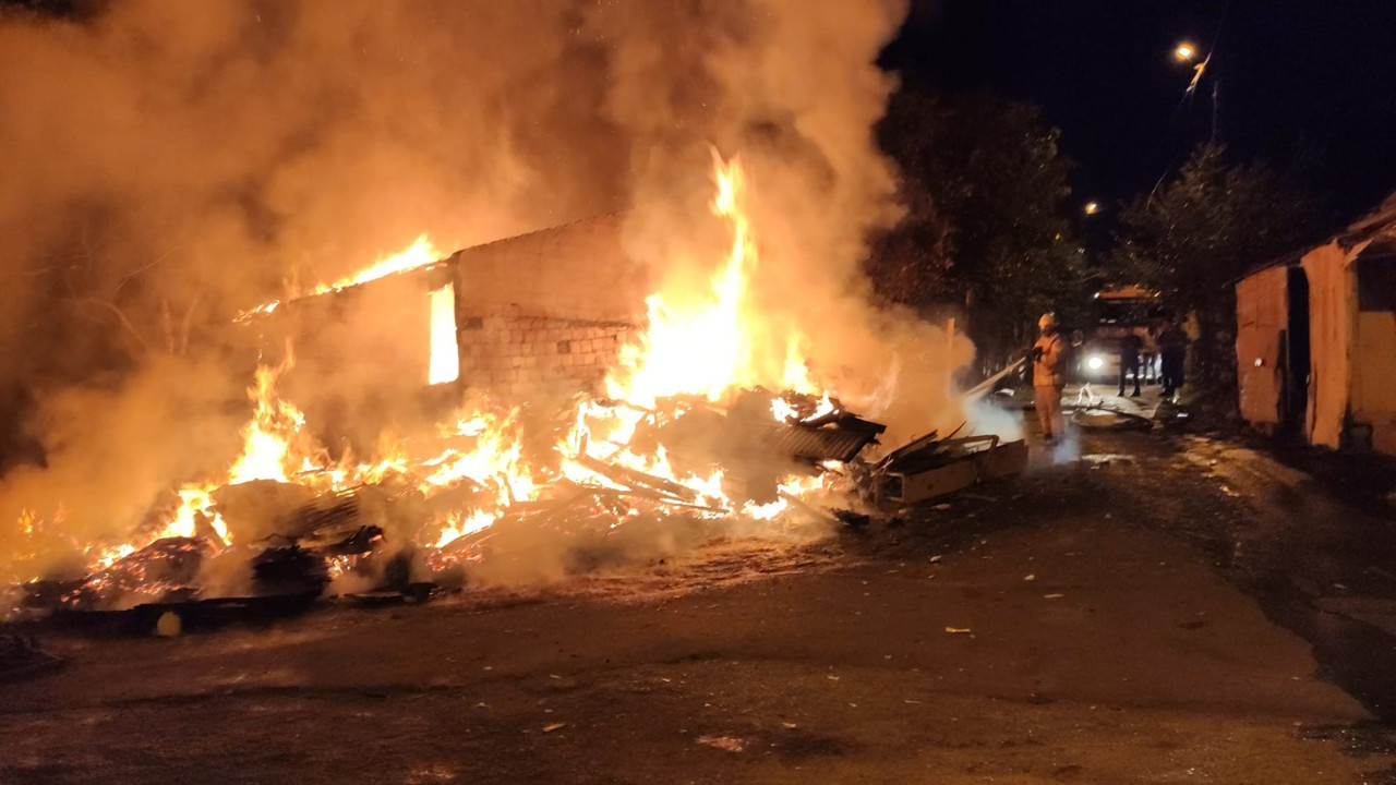 Sultangazi'de gecekondu yangını