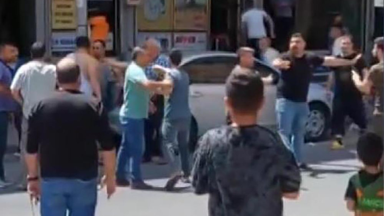 İki esnafın tartışması caddeye taştı. Ortalık savaş alanına döndü
