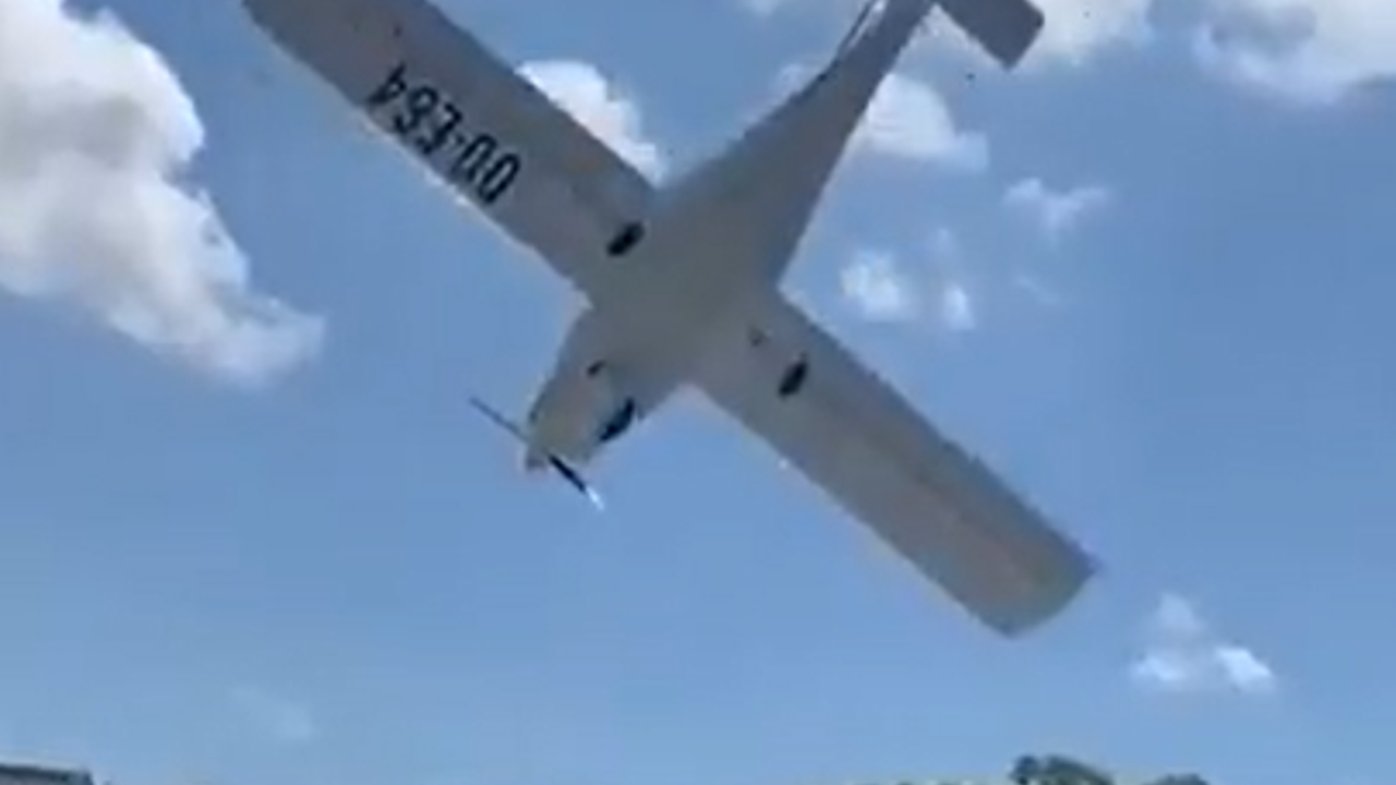 Uçuş esnasında arızalanan uçak yere böyle çakıldı