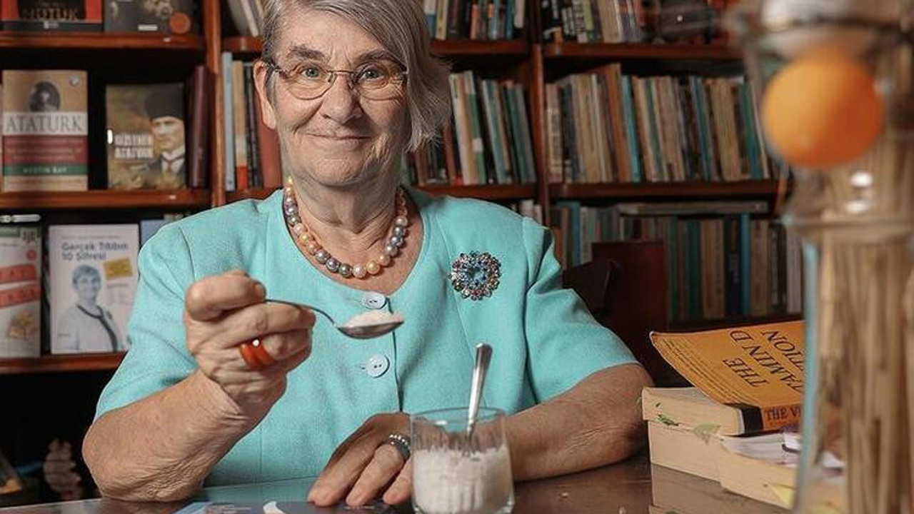 Canan Karatay: Biz o yaşlarda düz duvara tırmanırdık. Karşı cinse karşı beslenme formülünü açıkladı