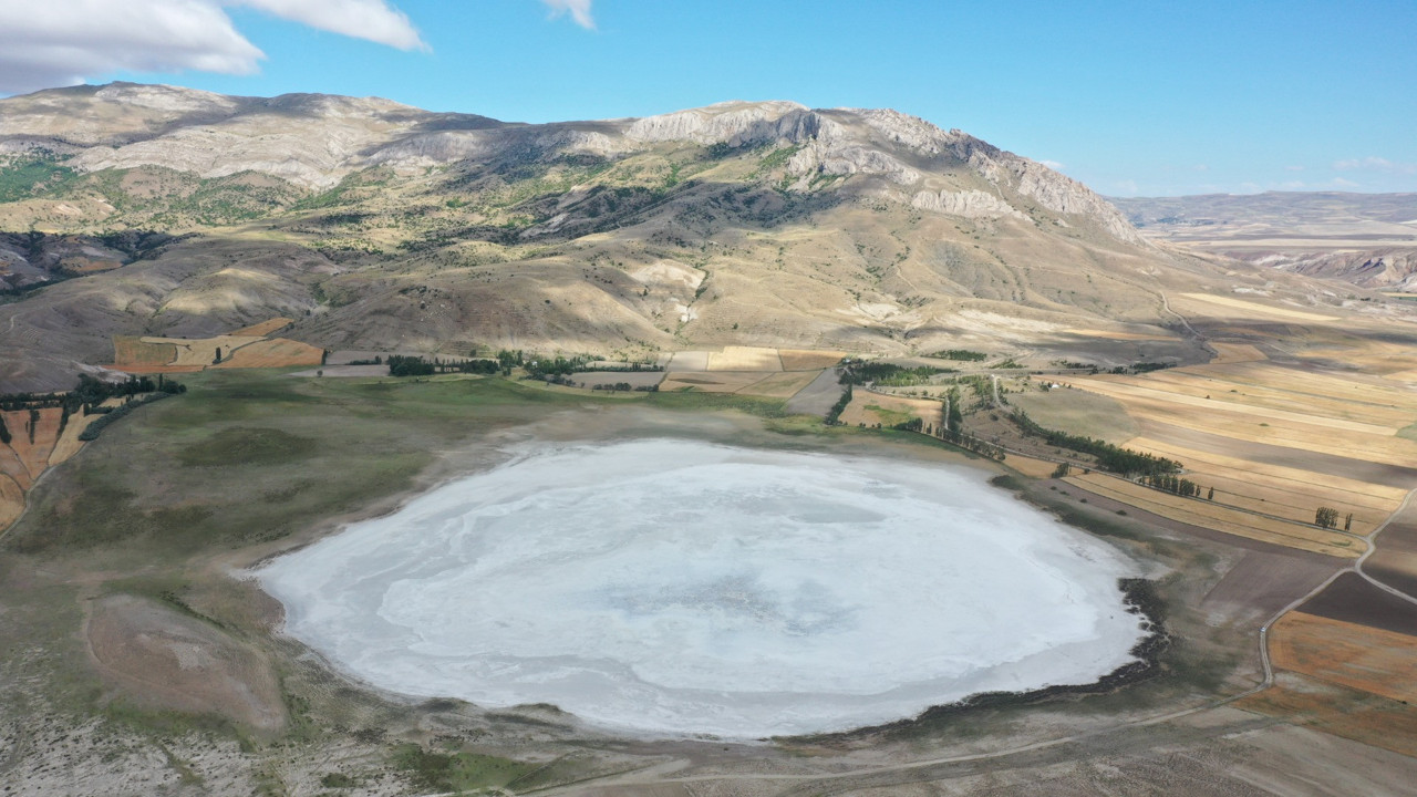 Tamamen kuruyan Tecer Gölü'nün yüzeyinde tuz tabakası kaldı
