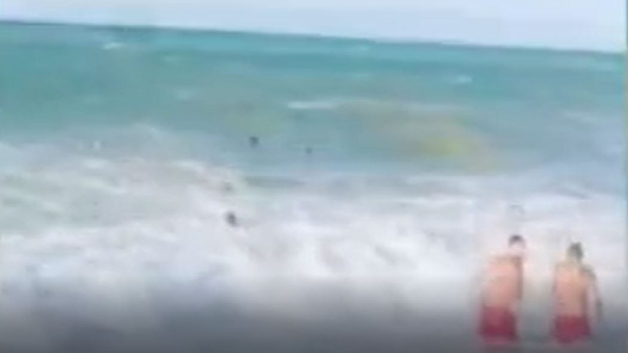 Karaburun'da dev dalgara aldırış etmeden denize girdiler