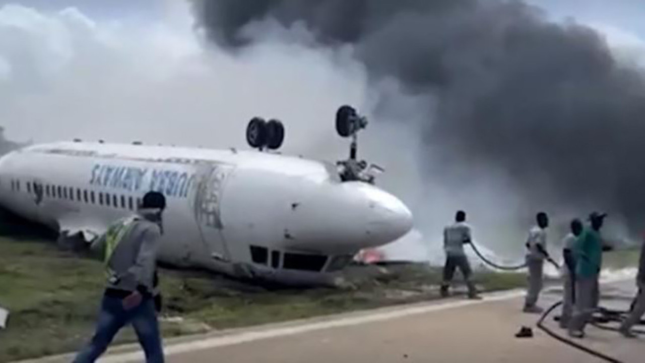 İnişe geçen yolcu uçağı ters dönerek düştü