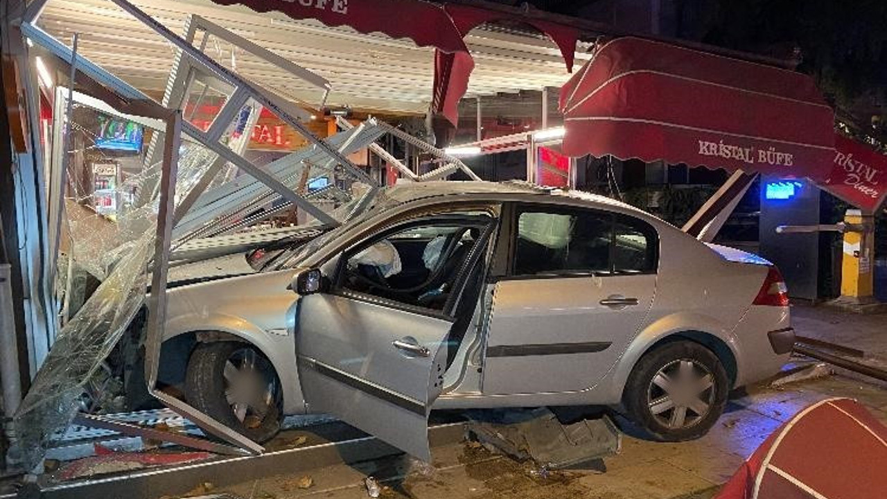 Kadıköy’de alkollü sürücü kafeye daldı ortalık savaş alanına döndü