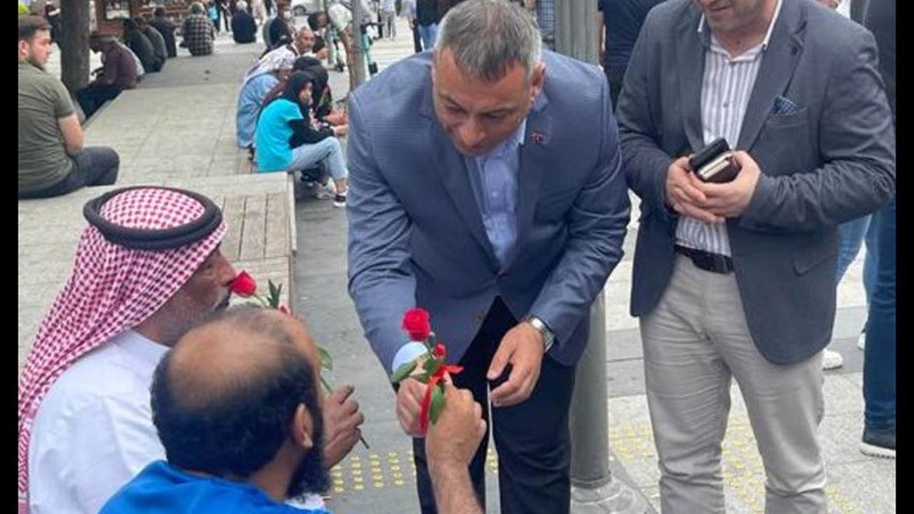 AKP’li başkan Trabzon'da Arap turistleri gül dağıttı. Vatandaş, ‘kendi ülkemizde mülteci olduk’ sözleriyle tepki gösterdi