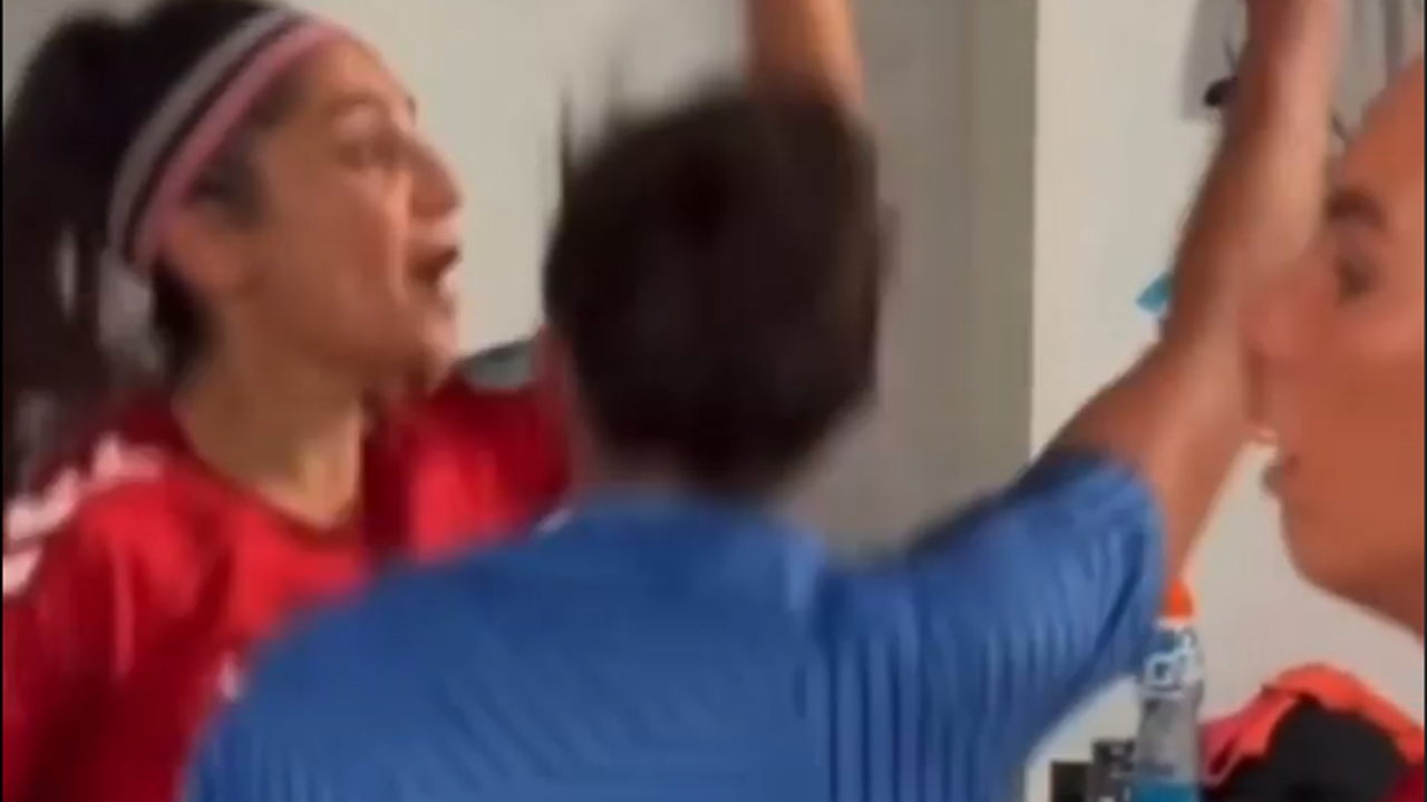 Danimarka kadın milli oyuncularının meşhur soyunma odası partisi