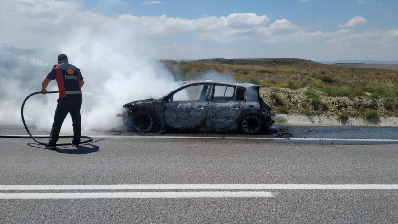 Seyir halindeyken yanan araç küle döndü