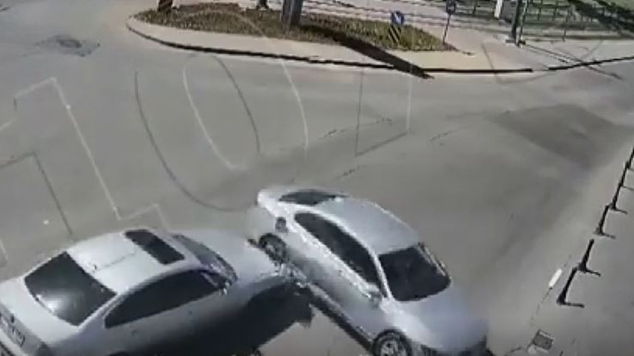 Kaza geliyorum demedi, geldi. Gaziantep’teki kaza görüntüleri güvenlik kameralarına işte böyle yansıdı.