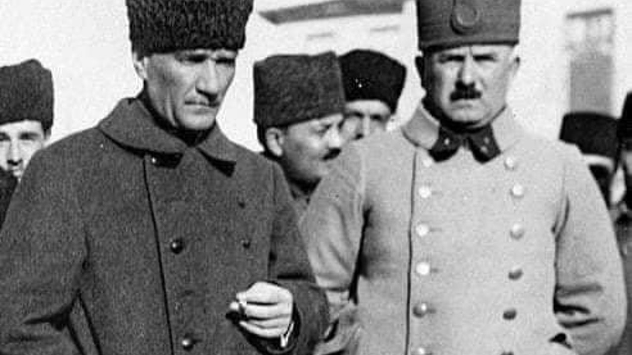 Saray tutuklanmasını emretti. Kazım Karabekir'in sözleri tüylerinizi diken diken edecek. İçeri bir grup askerle Kazım Karabekir Paşa girdi