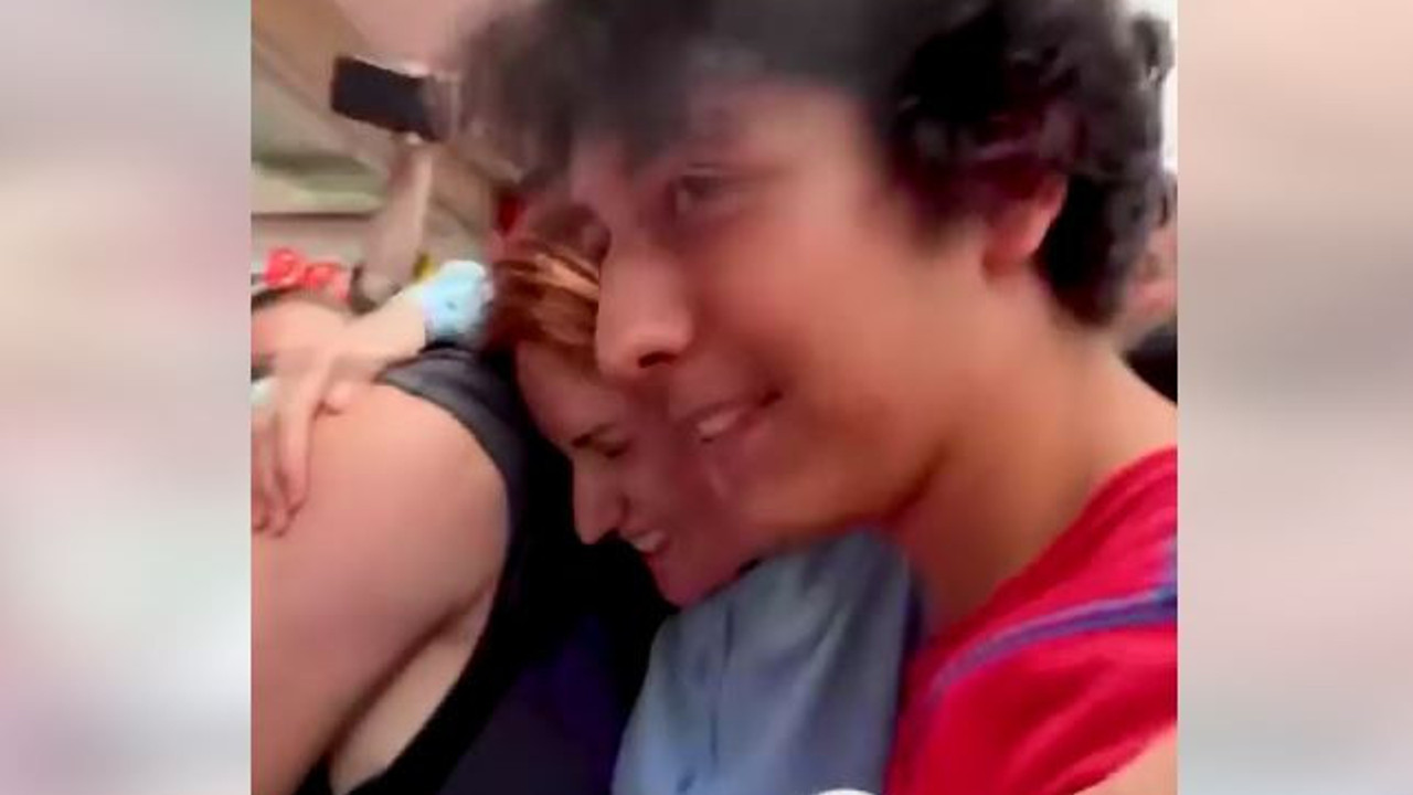 Meral Akşener Samsunlu gence küpelerini hediye etti. 15 yaşındaki çocuk öyle bir konuştu ki