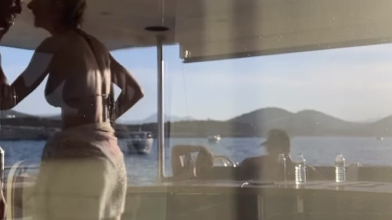 Şeyma Subaşı bir erkekle öpüşme videosunu paylaştı. Meedo ile barıştığı iddia edilmişti