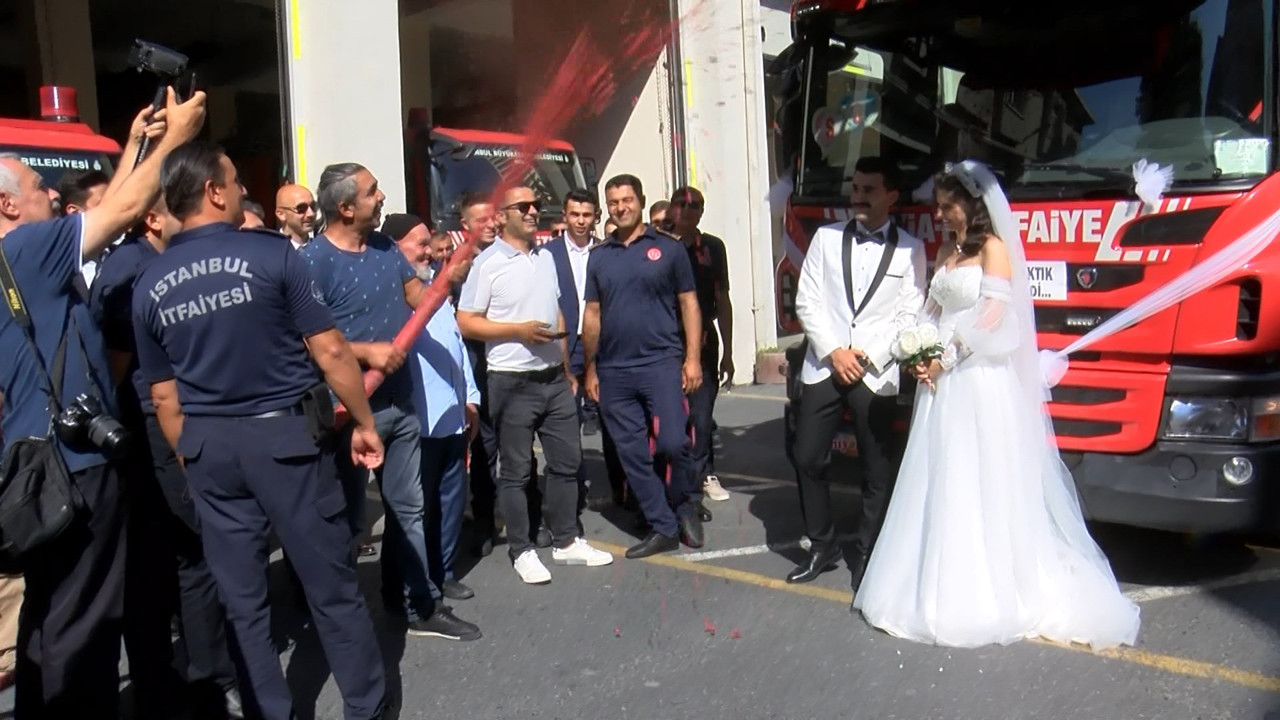 İtfaiye aracı gelin arabası oldu. Su yerine gül yaprakları püskürttüler