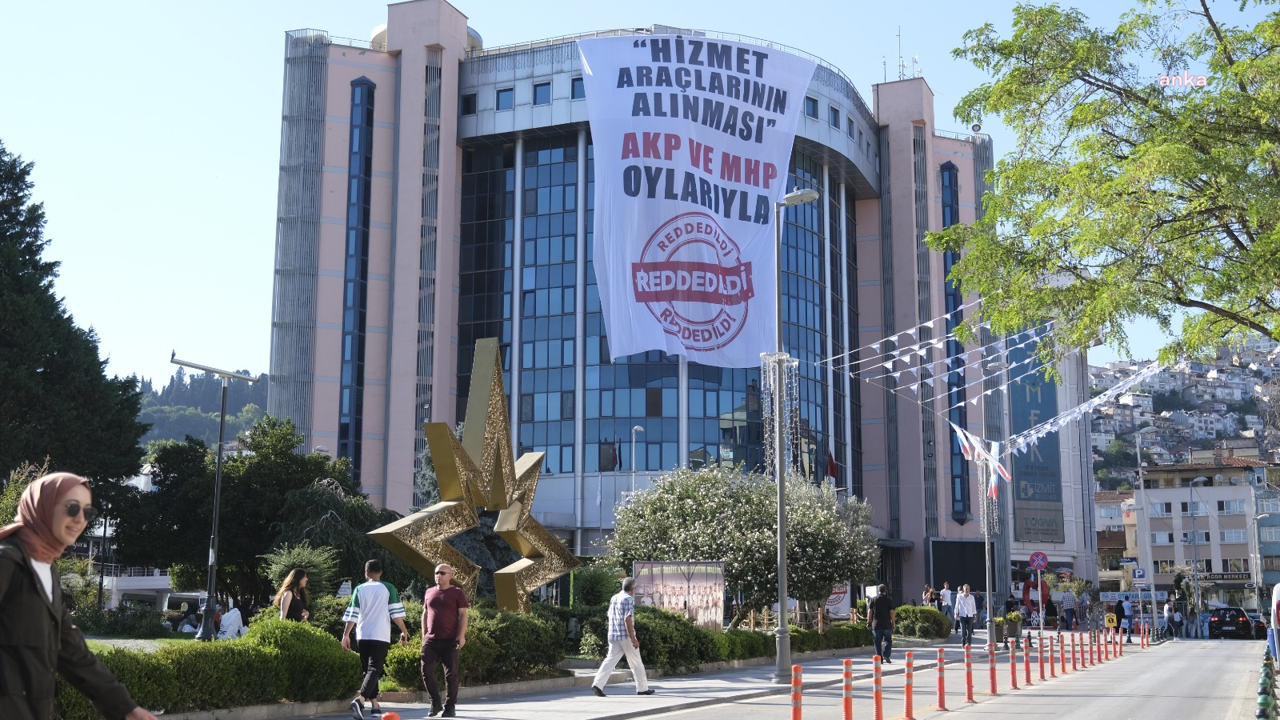 CHP'li belediye başkanı, hizmet aracı alımını reddeden AKP ve MHP’li Meclis üyelerini billboardlarla halka şikayet etti