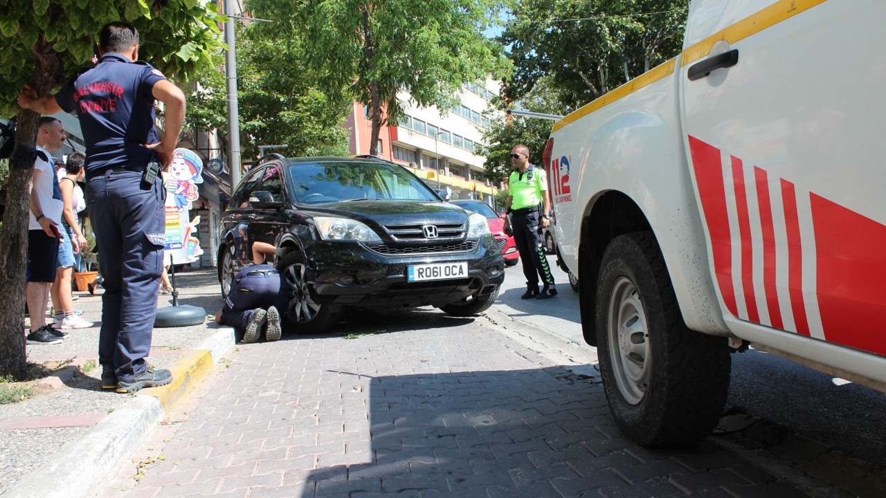 Arabaya sıkışan yavru kedi kurtarıldı