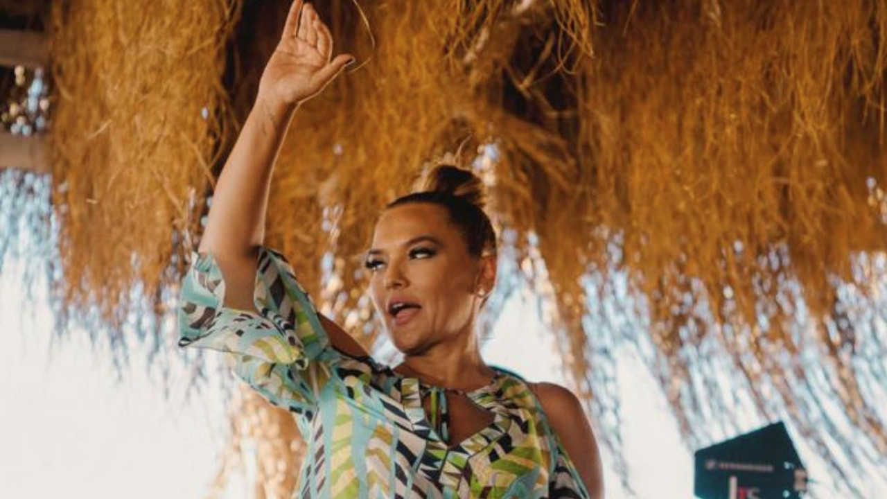 Demet Akalın 39 derece ateşle sahneye çıktı