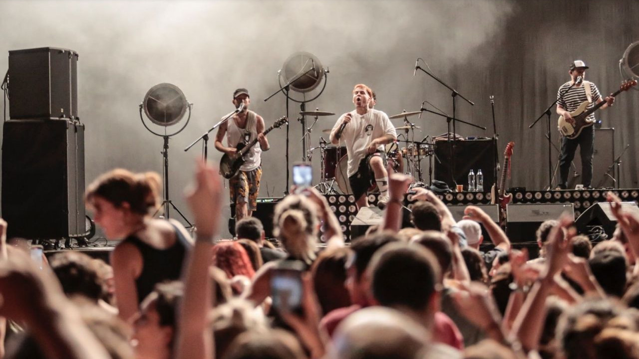 Athena Gökhan'dan müzik yasağı göndermesi: Saat kaç, on ikiyi geçtik mi