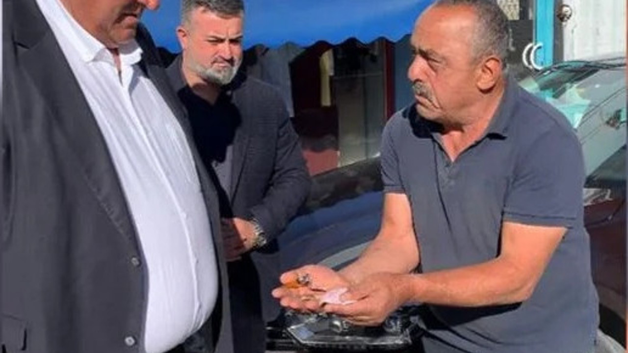 Emekli vatandaş isyan etti. Cebinde kalan son parayı gösterdi