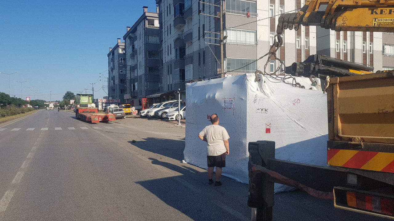 Facianın eşiğinden dönüldü. Tırın taşıdığı 40 tonluk pres makinesi yola devrildi