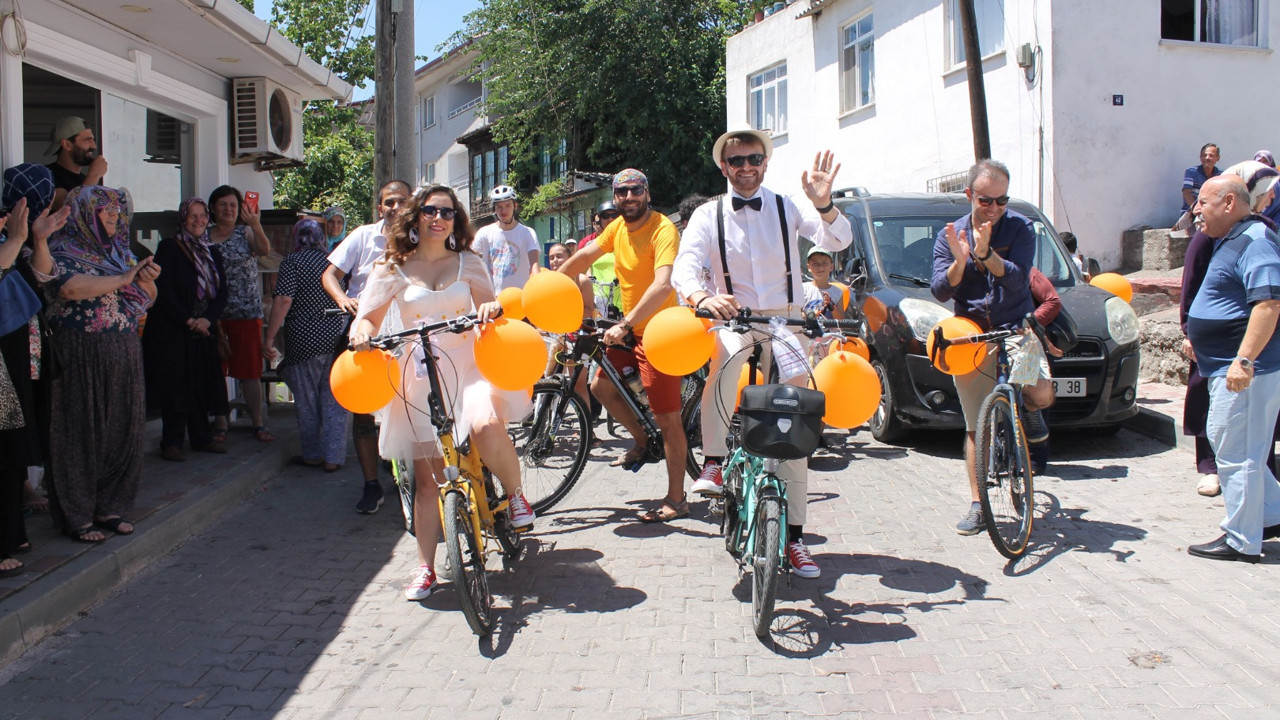 Çanakkale’de bisikletle gelin konvoyu düzenlendi