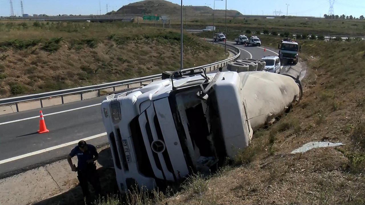 Başakşehir'de beton mikseri devrildi! Şoför ağır yaralandı…