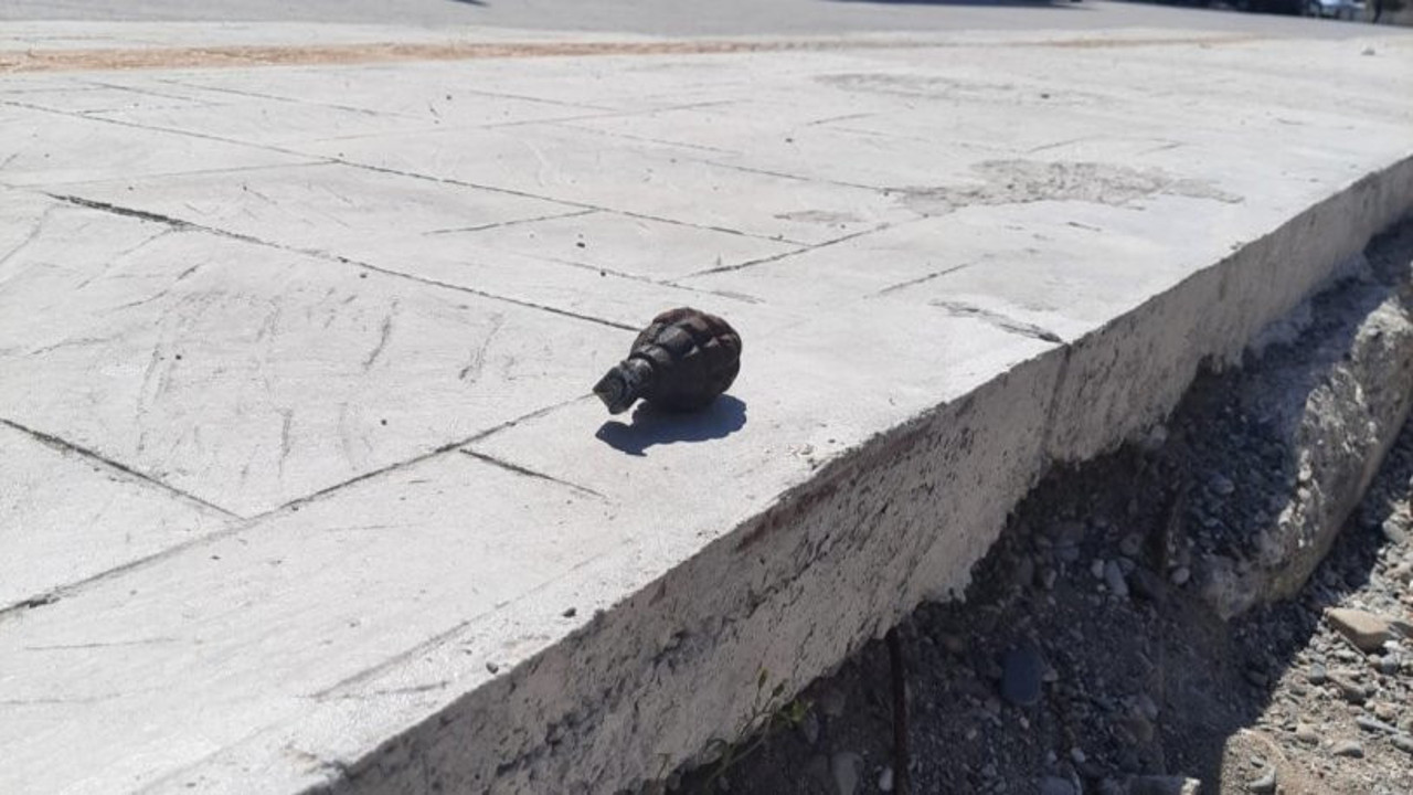 Korku dolu anlar: Evinin bahçesinde bomba buldu