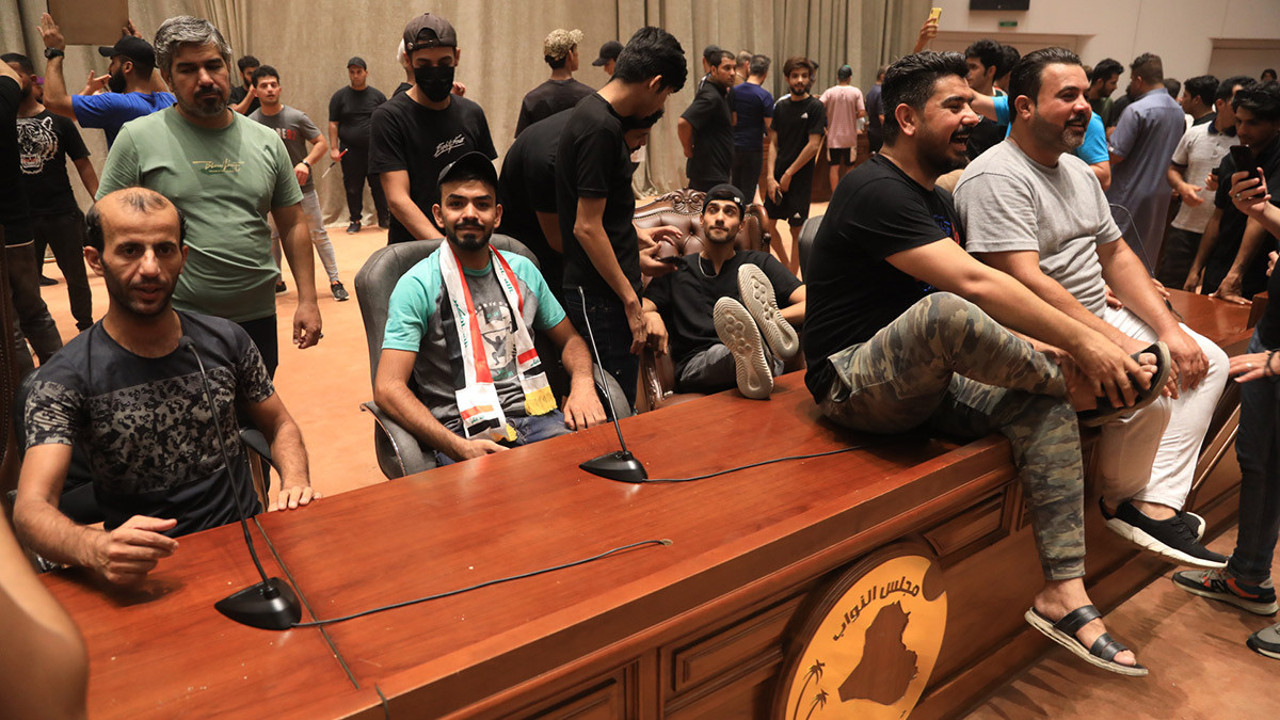 Irak'ta Parlamento baskını! Sadr yanlısı grup Meclis'e girdi