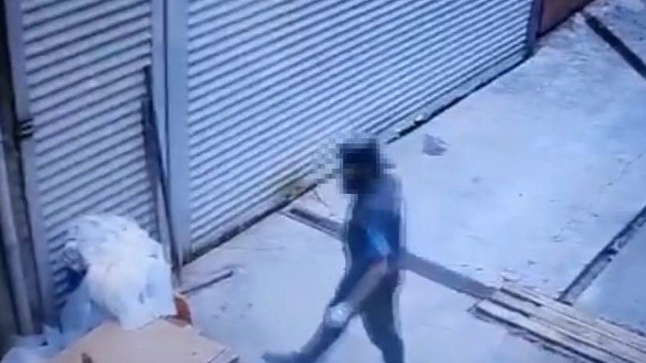 Sancaktepe’de iş yerinin önünde bulunan malzemeleri çalan hırsız kamerada
