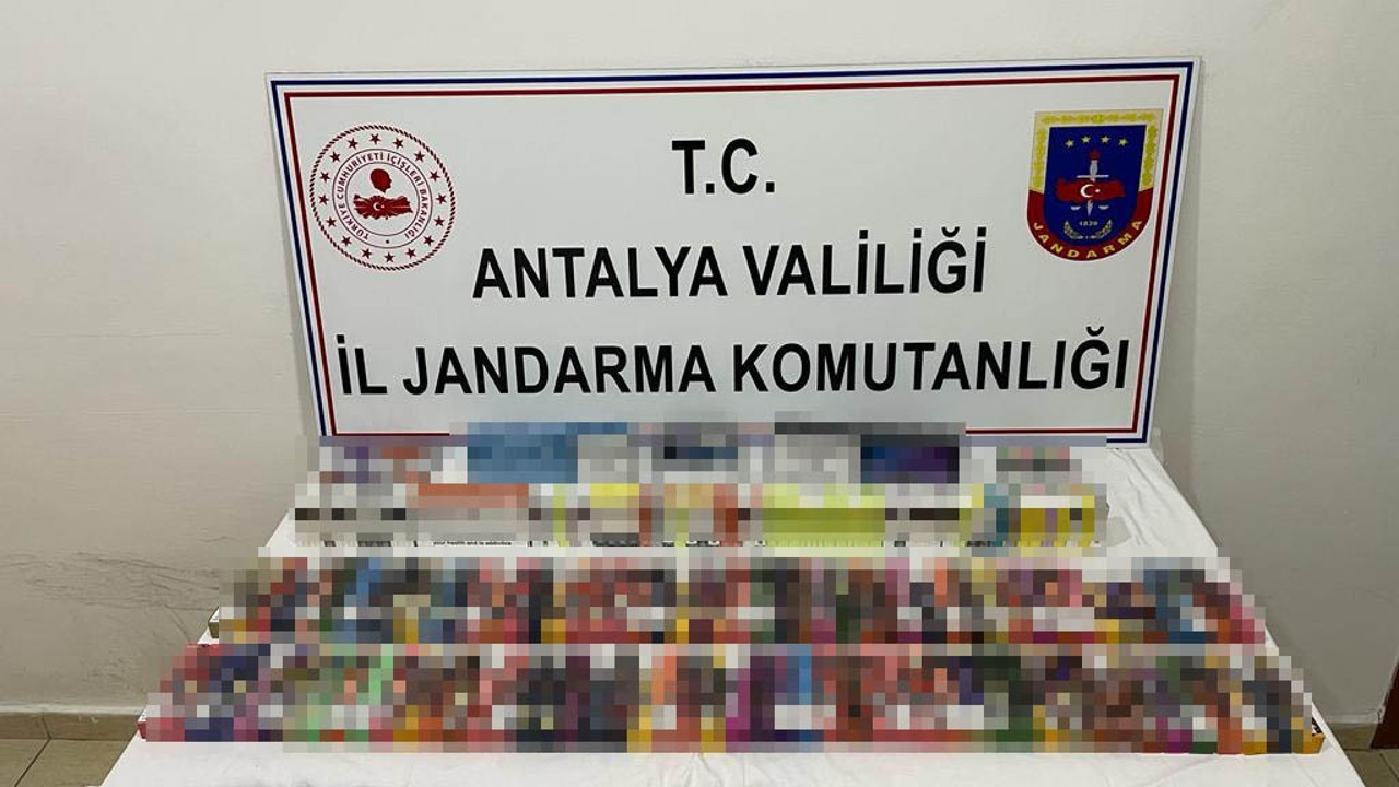 Antalya'da markete kaçak sigara operasyonu