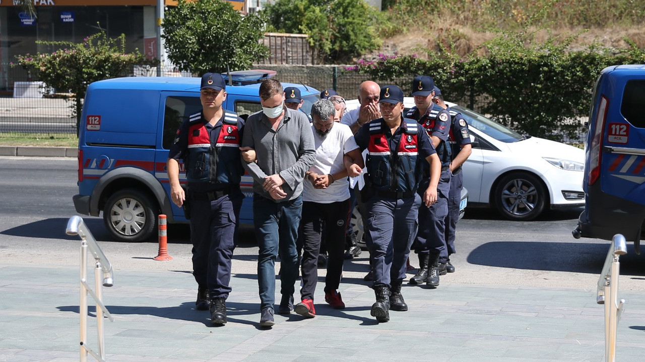 Kendilerini "istihbaratçı" olarak tanıtan 5 kişi yakalandı
