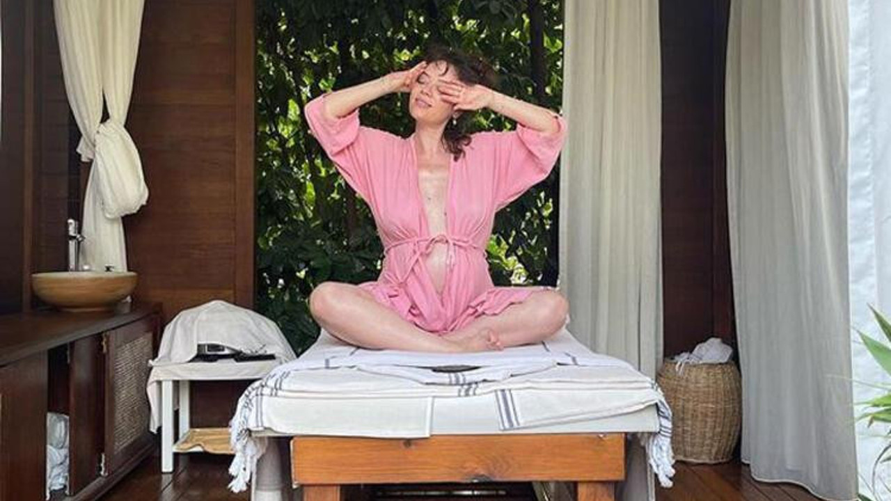 8 aylık hamile olan Demet Evgar doğum hazırlıklarına başladı. Bikinisini giydi havuza girdi