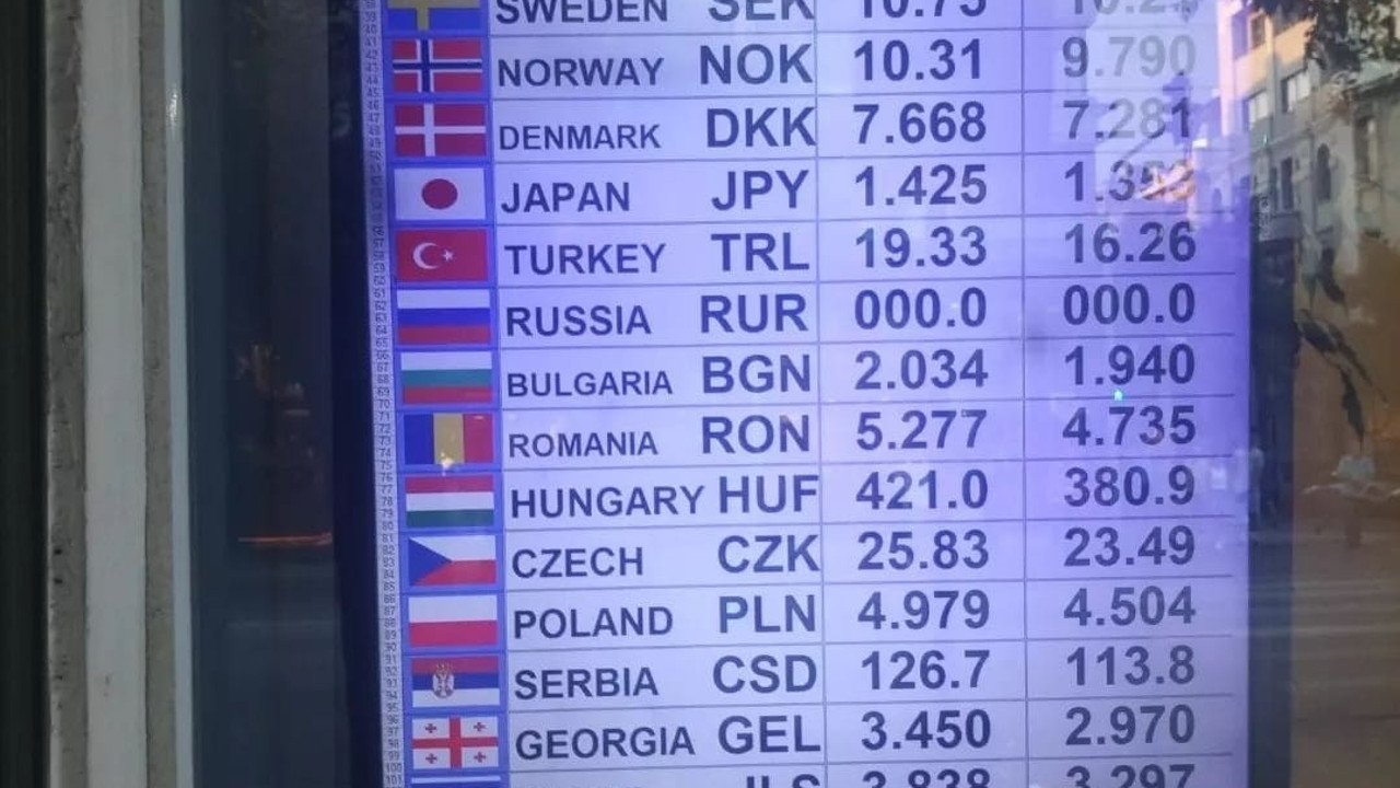 Yunanistan'da sıradan bir döviz bürosunda TL'nin durumu. Uyutayım seni avutayım seni. Avrupa bizi kıskanıyor diye uyutayım seni. Enflasyon düşecek diye avutayım seni