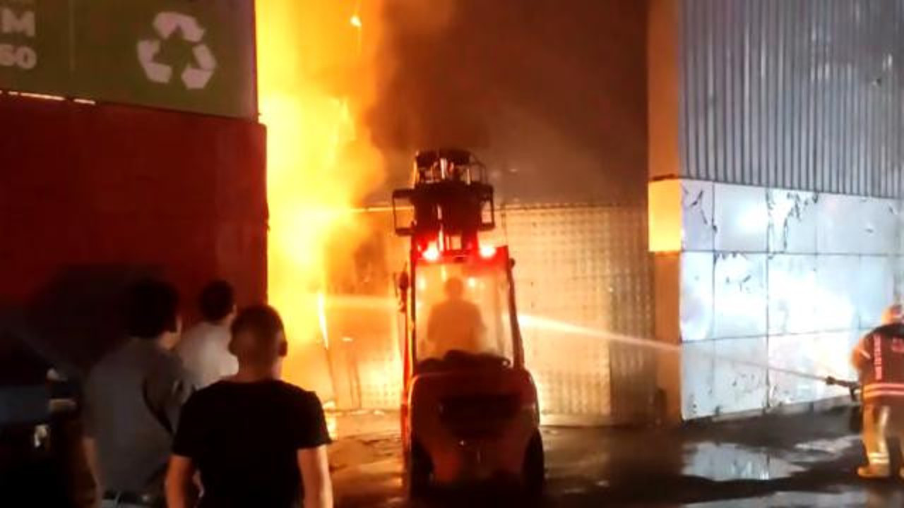 İstanbul'da fabrika yangını: Çok sayıda ekip müdahale ediyor