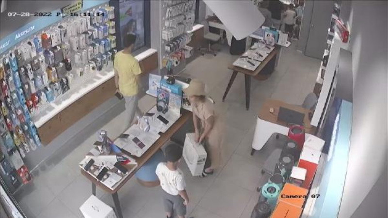 Çalışanları oyalayıp, çocuklara 'robot süpürge' çaldırdı