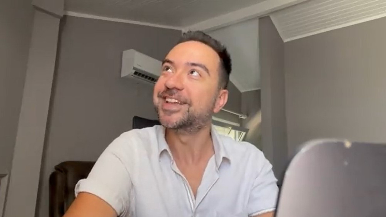 Tiyatro oyuncusu Kaan Sekban Diyanet'in fetvasını ti'ye aldı: Artık maaşları Allah belirliyor. Biz bu konuya karışamayız