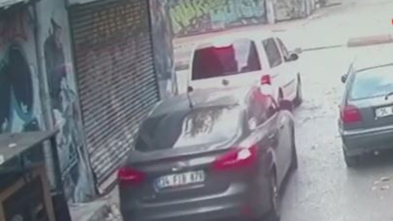 Bunlar da kibar hırsız. Otomobile yol verip soyguna devam ettiler