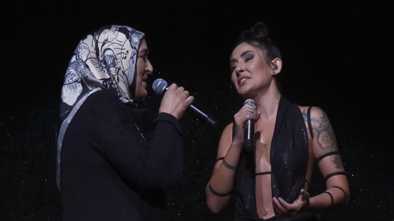 Melek Mosso annesiyle birlikte türkü söyledi