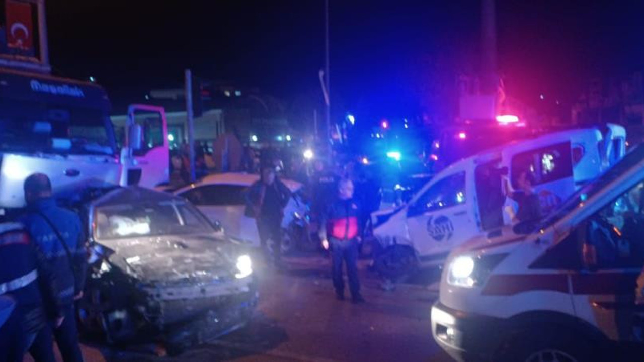 Kamyon kırmızı ışıkta duran araçlara çarptı. Çok sayıda yaralı var. İşte o anlar