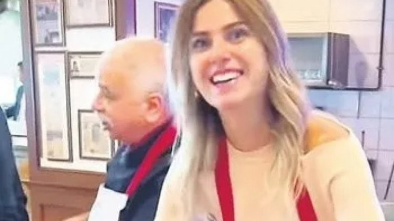 Yeni gelin Nazlı Sabancı'dan kebap şov. Zırhla et çekip kebap yaptı