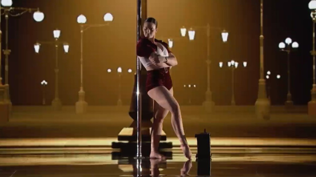 Muhteşem dans gösterisi. Seyircilerin ağzı açık kaldı, salon ayağa kalktı