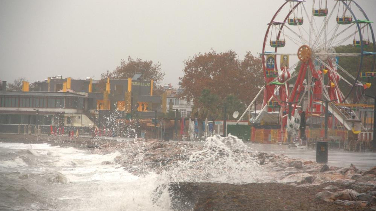 Edremit'i lodos ve sağanak yağış vurdu