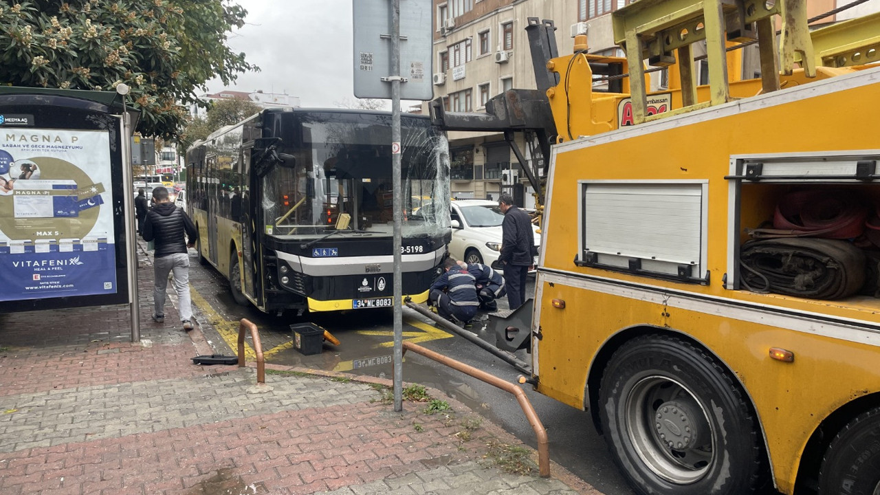 Bakırköy'de İETT otobüsünün minibüse çarptığı kazada 4 kişi yaralandı