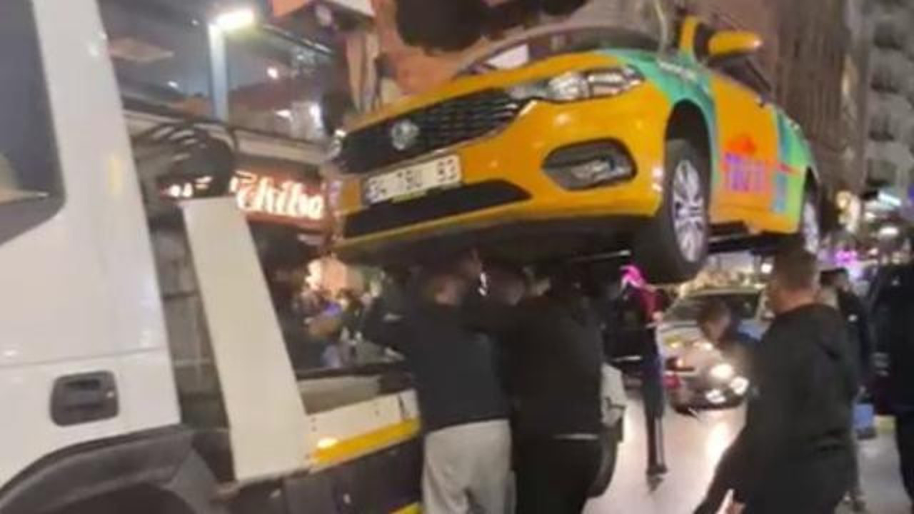 Taksinin motoruna giren kediyi kurtarmak için çekici çağırdılar