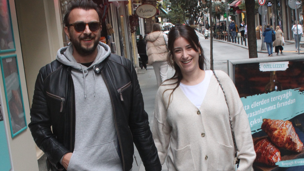 Hazal Kaya ile eşi Ali Atay doktor kontrolünde. Doğum için gün sayıyor