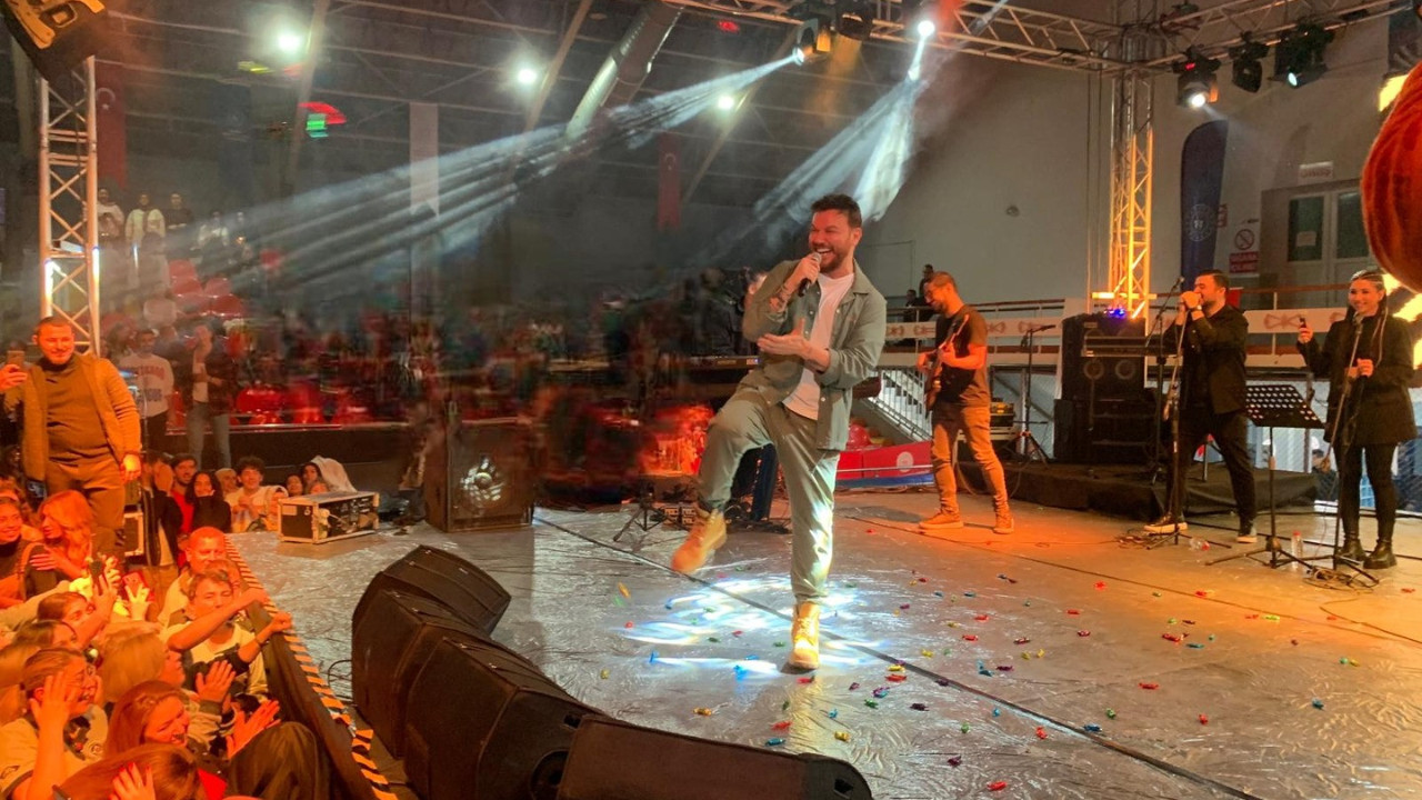 Konserde ‘yoruldum’ diyen Sinan Akçıl'a mesir macunu attılar